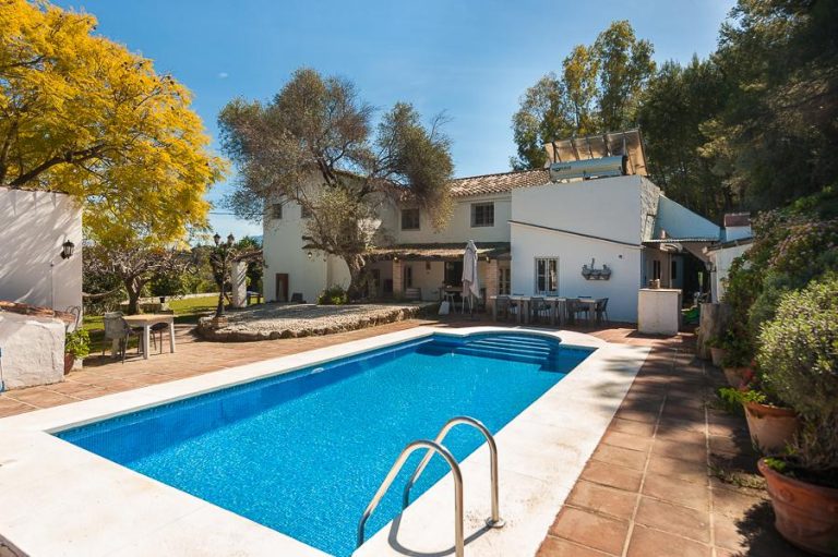 Luxury swimming pool at the stunning Finca Santa Fe wedding venue.